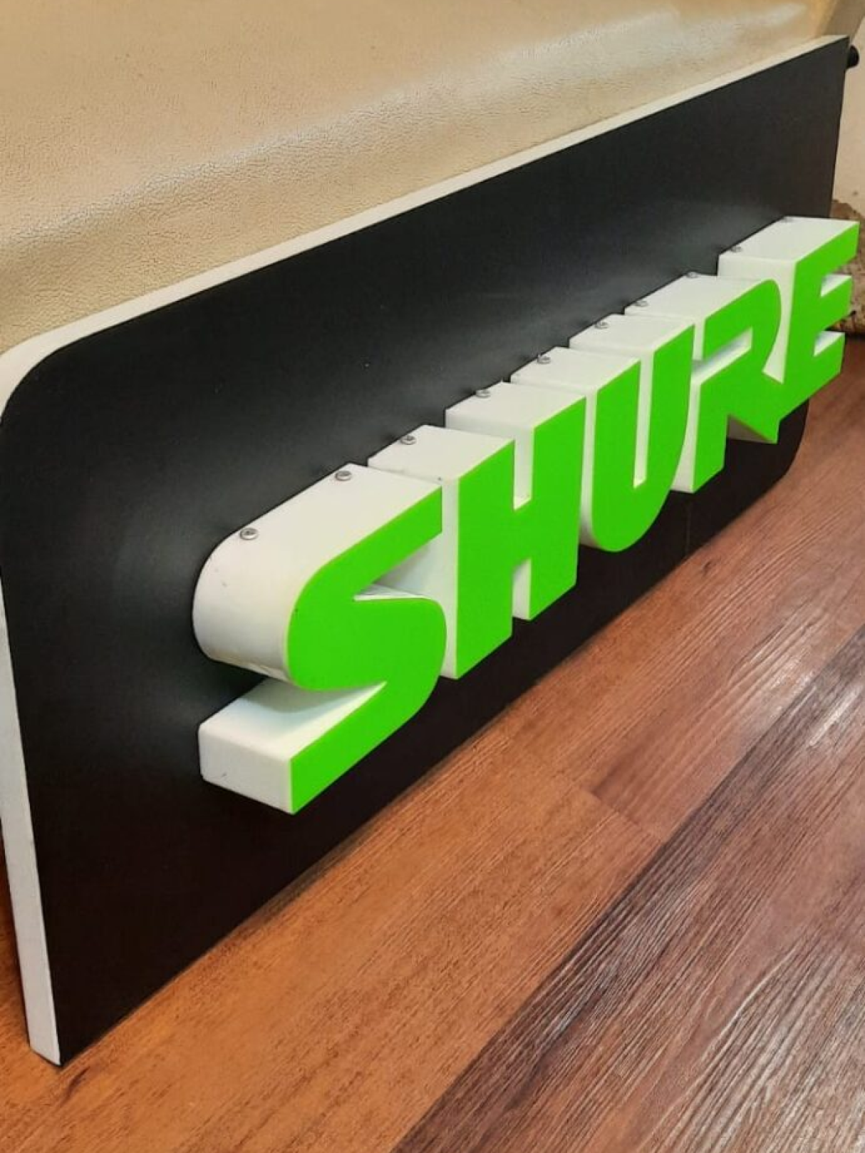 Huruf timbul akrilik